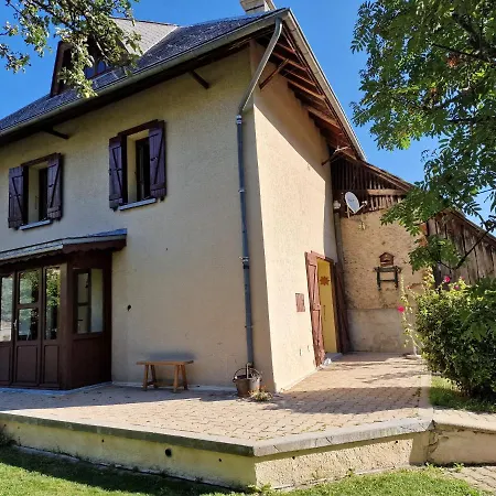Les Bouvreuils Holiday home