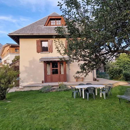 Les Bouvreuils Holiday home *